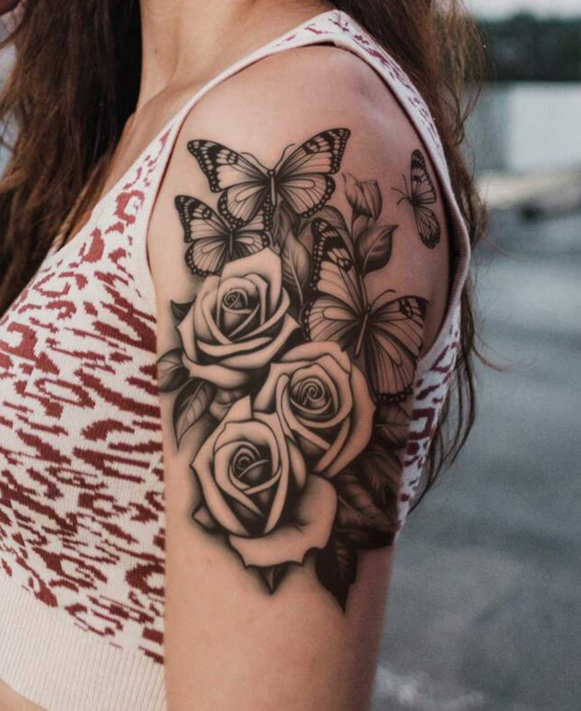 Envolée de papillons et bouquet de roses
