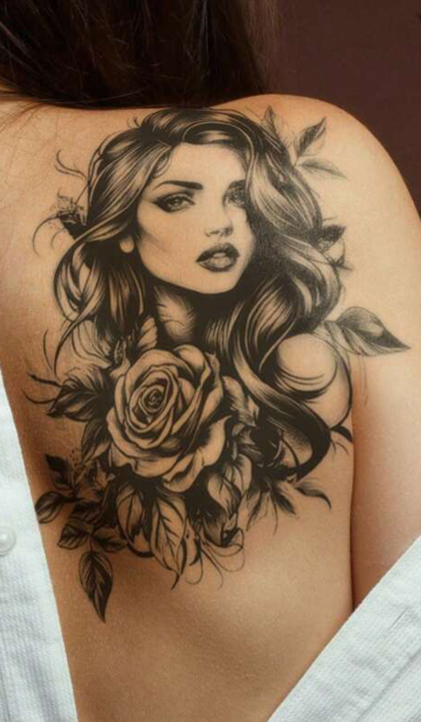 Femme et composition florale