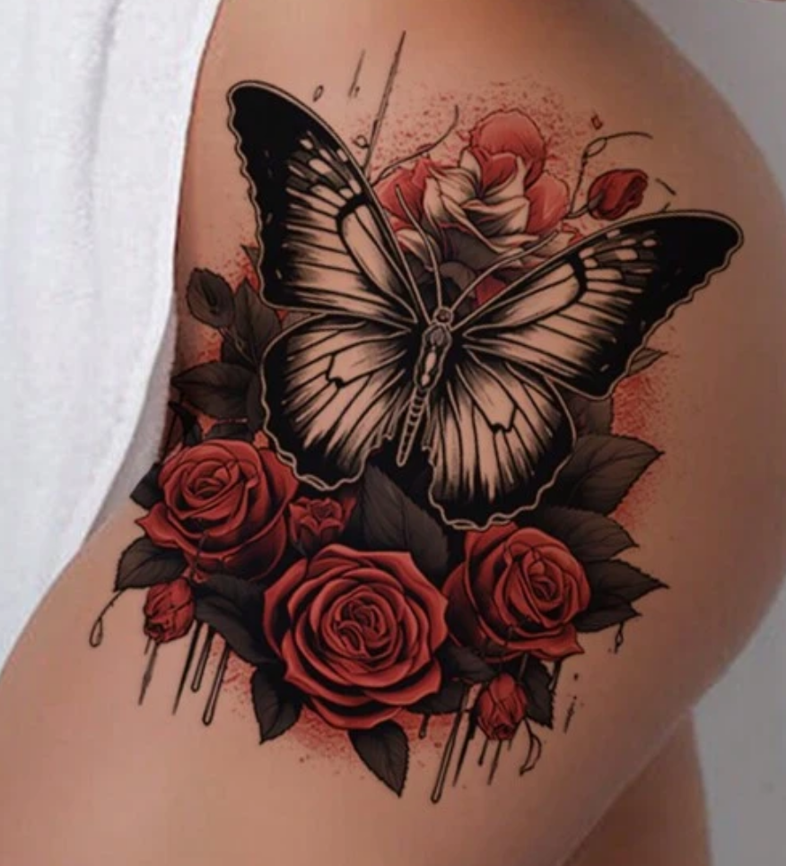 Roses rouges et grand papillon noir