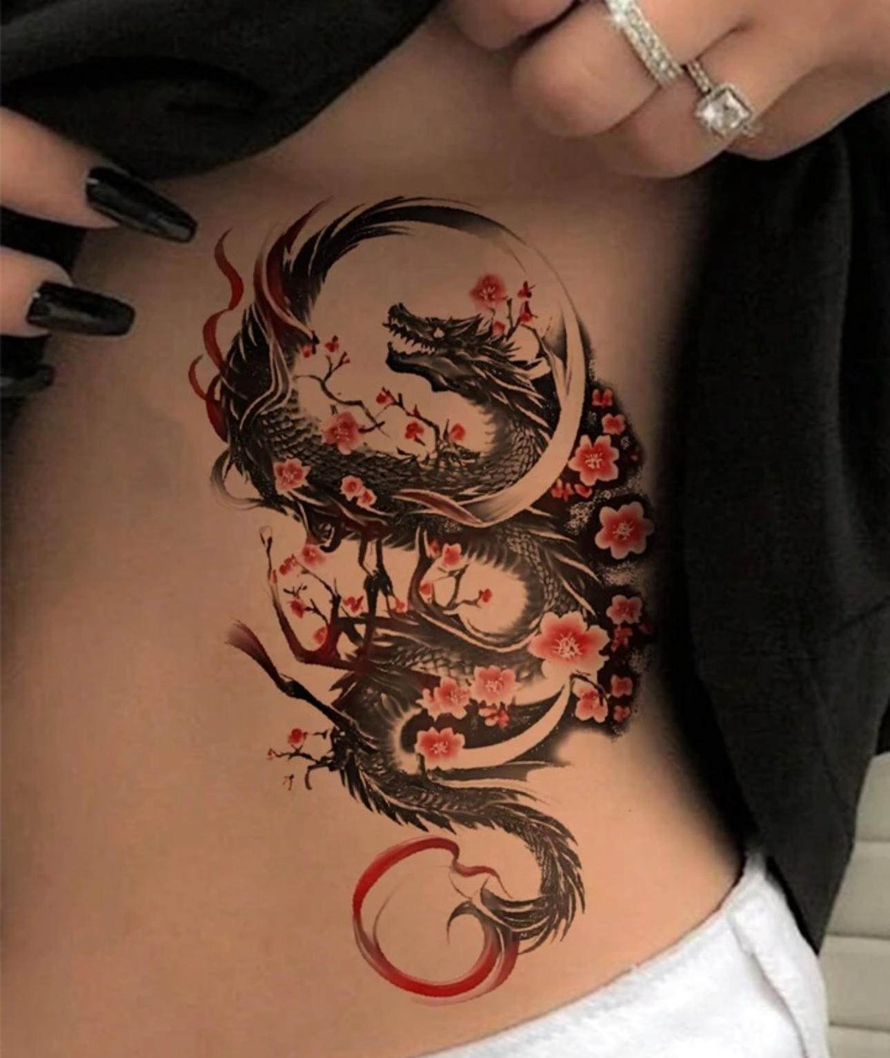Dragon asiatique et fleurs de cerisier